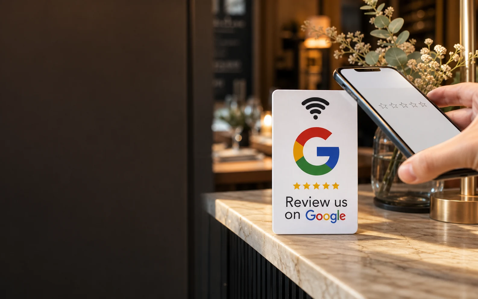 Carte NFC Google sur le comptoir d’un restaurant